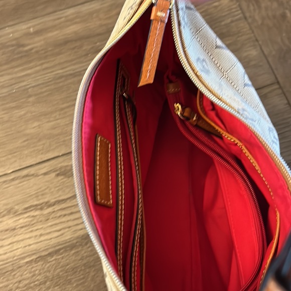 Authentic Dooney & Burke signature bag - Picture 4 of 6